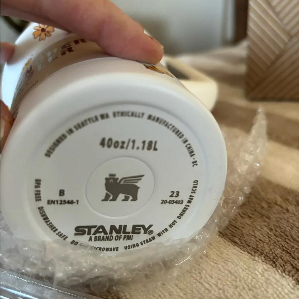 Stanley White Tumbler with Pooh and Tigger Design - Picture 6 of 6